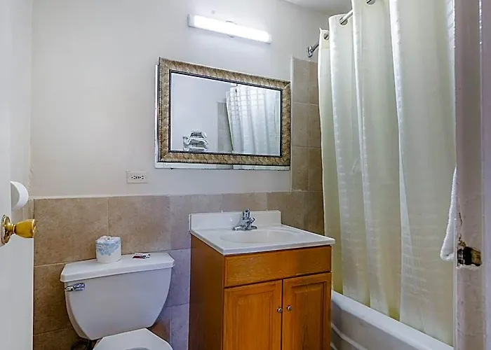 Отель Manor By Oyo Near Oak Brook Chicago Westchester 2*